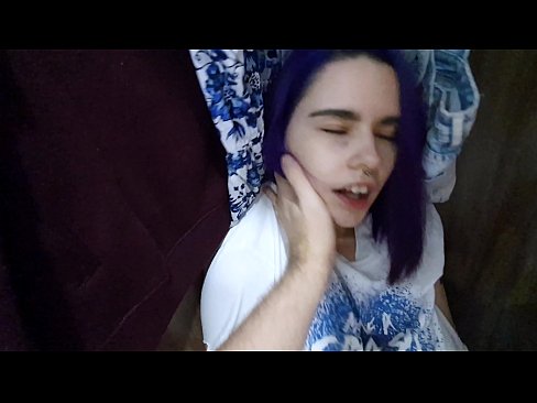 ❤️ 在衣柜里发现我的妹妹并帮助她射精 Porn video️❤